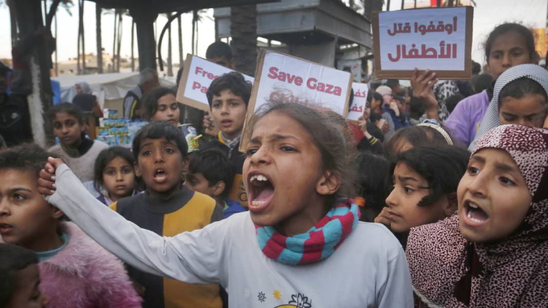 Gazzeli çocuklar 'Özgür Filistin' dövizlerini havalandırdı: Küçük bedenlerden büyük sesler! 4
